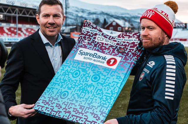 Gj Ame WMK Pressebilde av Øyvind Alapnes og Tom Høgli med Tromsø I Ls nye drakt med QR kode Foto William Frantzen