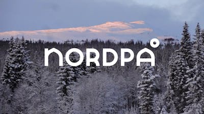 Nordpå logo skog fjell3