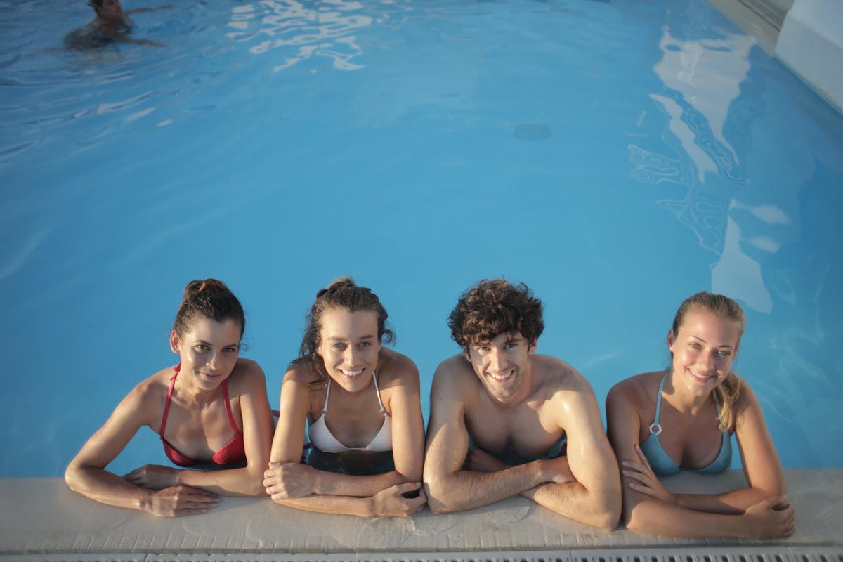A group pf friends sitting on swimming pool 3851955